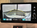 リバースギアに入れるだけで後方の表示へ切り替わります。夜間や雨の日の駐車も楽になりますよ。