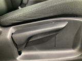 運転席にはドライバーの体型や好みに応じて前後方向だけでなく、高さの調整ができるシートリフターを装備!