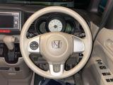 インテリアに合わせたデザインのステアリングは、運転される方のことも考え、運転しやすい形状、大きさです。是非一度、実際に触ってお確かめください。