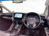 運転席まわりです。 各操作スイッチは使いやすい位置に配置されてます。
