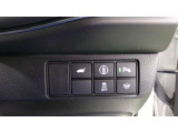 パワーテールゲートの開閉、パーキングセンサーや横滑りを防ぐVSA等のスイッチ類は運転席の右側、手の届きやすい位置にあります。