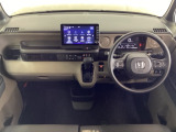 車内は光触媒抗菌消臭施工済です。インパネ周りはスタイリッシュなデザインで機能や装備も充実しています。グローブボックスやカップホルダーのほかにトレーなどたくさんの収納スペースが付いています。