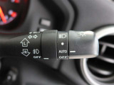 周囲が暗くなると自動でヘッドライトを点灯するオートライト機能付き。周囲が明るくなると自動で消灯します。