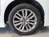純正のアルミホイール装着車です。タイヤサイズは235/55R18です。