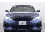 ブラックキドニーグリルとアルピナエンブレムが特徴的なフロントマスク。BMWベースながらアルピナならではのアクセントが効いた精悍な表情に仕上がっております。