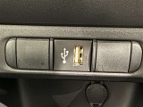 充電用USB端子付き。スマートフォンなどの充電に便利です。