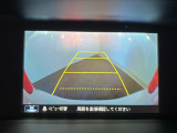 後退時に車両の後ろ側をモニター画面に表示します。車庫入れが苦手な人もこれで安心♪
