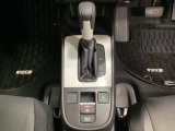 CVT車のセレクトレバーです。低速から高速まで、変速ショックのないスムーズな走りと、エンジン効率のよい領域を維持して燃費にも貢献します。サイドブレーキはスイッチ操作の電子制御パーキングブレーキです。
