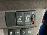 【両側パワースライドドア】両側がパワースライドドアになっており、運転席のスイッチやスマートキーでも開閉が可能です!開口部も広いので乗り降りも楽々♪
