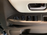 電動格納式リモコンドアミラーと、パワーウィンドウスイッチ等は運転席ドアにあります。