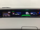 中央にデジタル表示のスピードメーターを配したハイブリット専用メーターになっています。左側のインフォメーション画面で燃費などの情報を確認できます。