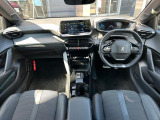 3D ICockpit 運転中の視線移動を最小限に抑える最適なレイアウト。その配置を可能にする小径ステアリング!