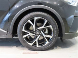 純正のアルミホイール装着車です。タイヤサイズは225/50R18です。