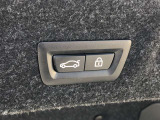 ボタン操作ひとつでトランクの開閉を可能とする電動トランクが付いております。
