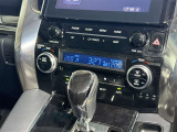 【オートエアコン】「AUTO」スイッチを押すだけで、冷暖房の切り替えや風量、吹き出し口の調整などを自動で行います。