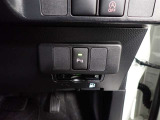 コーナーセンサーを車の前後に装備。障害物までの距離に応じて警告音を変えてお知らせ。縦列駐車時や駐車場・車庫などでの取り回しをサポートします。詳細は販売店スタッフまでおたずねください。