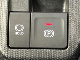 【電動パーキングブレーキ】パーキングブレーキは便利な電動式!ボタン一つで操作でき、アクセルを踏めば自動で解除されます♪レバーやペダルが無いので運転席廻りもすっきりしますね♪