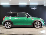 ご納車後も全国約200拠店のMINI正規ディーラーサービス工場にて保証対応いたします。お近くのMINI正規ディーラーをご案内の上、アフターメンテナンスをお受け頂けますので、安心してお乗りいただけます!!
