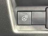 【ステアリングヒーター】冬場に冷たくなりやすい革巻きステアリングを、スイッチ一つで素早く適温に!エアコンよりも早く温まってくれるので、寒い日の運転も快適になりますね♪
