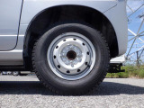 冬タイヤが装着しています。※継続しての使用はお勧めしませんので納車時は車載している夏タイヤに交換してお納め致します。