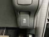 車がカーブの外側へ膨らんだり内側へ巻き込んだりする挙動を防止し安定した走行をサポートする横滑り防止装置付きです!
