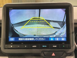 リバースギアに入れるだけで後方の表示へ切り替わります。夜間や雨の日の駐車も楽になりますよ。