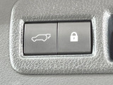 【パワーバックドア】スマートキーや運転席のボタンを押すだけでリアゲートが自動で開閉します!荷物を持っている時や、高い位置にあるバックドアを閉める際に便利な機能です♪