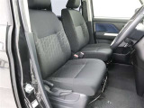 運転席の写真です!座り心地も良さそう、あなたのドライビングポジションをガッチリ支え、心地よい安心感で、ロングドライブもらくらく??