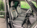 運転席まわりには十分なスペースがあり、大柄な方でもゆったり運転していただける環境です。
