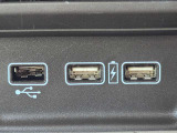 オーディオ再生やスマートフォンの充電に便利なUSBジャックを装備しています。