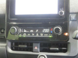 オートエアコン機能で、車内を自動的に、設定した温度に保ってくれます。