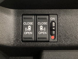 リアドアは乗り降りに便利な両側電動スライドドアです。また運転席に座っていながらスイッチ操作で自在にスライドドアを開け閉めできます。