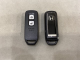 スマートキーを装備しています。鍵を差し込むことなくドアロックの開け閉めと、スタートボタン操作でのエンジンスタートができます。スペアキーも同じものを用意しております。