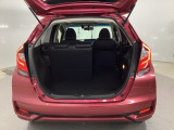 後席は分割可倒式で、用途に合わせてアレンジ可能。荷物の量や乗車人数に応じて柔軟に使える便利なシートです。