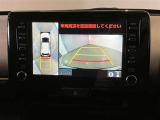【パノラミックビューモニター】映像で、見づらい車両周辺の確認をアシスト。クルマを真上から見ているような映像を表示。 運転席から確認しにくい車両周囲の状況を把握。