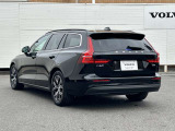 北欧流のラグジュアリーを体現したV60。伝統的なスカンジナビアン・デザインを継承しながら、躍動感にあふれ優雅な雰囲気を身にまとう、新しい潮流を具現化したスタイリングです。
