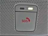 急病時や危険を感じた時、SOSコールスイッチを押すと専門のオペレータに繋がって、警察や消防への連携をサポートしてくれます。また、万が一の事故発生時には、エアバッグ展開と連動して自動通報します。別途契約要