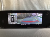 狭い場所での駐車やすれ違いなどでより的確な運転操作に役立つ360&deg;ビューモニターが装備されています。