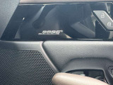 BOSEサウンドシステムを搭載。「良い音を出す」ではなく、その車種のごとに特徴を計算(車種専用設計)し、「反響音」を作り出すことによってどの座席でも自分中心で音が聴こえ、「心地よい空間」を作り出します。
