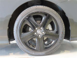 純正のアルミホイール装着車です。タイヤサイズは215/45R17です。