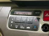 【オートエアコン】一度お好みの温度に設定すれば、車内の温度を検知し風量や温度を自動で調整。暑い&hellip;寒い&hellip;と何度もスイッチ操作をする必要はありません。快適な車内空間には必須の機能ですね♪