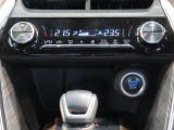 左右独立温度コントロールフルオートエアコンです。運転席、助手席それぞれで独立して温度設定ができます。冷え性の方が乗っても安心ですね♪