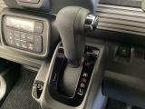 CVT車のセレクトレバーです。低速から高速まで、変速ショックのないスムーズな走りを実現するとともに、エンジン効率のよい領域を維持することで燃費にも貢献します。