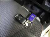 リモコンキーを取り出さなくてもエンジンのON/OFFやドアの開錠・施錠がスイッチ一つで行えるスマートキーです♪