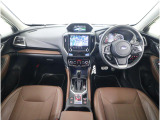 ■視界良好で運転しやすいコックピットです。シンプルで操作性の良いインパネ回りにデザインされ、SUBARUは安全性能に徹底的にまでこだわった視界設計を行っています。