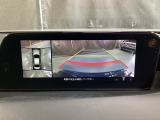 狭い場所での駐車やすれ違いなどでより的確な運転操作に役立つ360&deg;ビューモニターが装備されています。