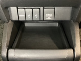 アクセサリーソケットはUSBのアダプターなどをつければ、スマホの充電にも使えます。横にはナビゲーション用の外部入力可能なUSB端子やHDMI端子がついており、周辺には物が置けるトレーがついています。
