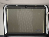 セカンドシートの窓ガラスには日よけのシェードを装備しています。強い日差しのカットに、プライバシー対策としても重宝します。