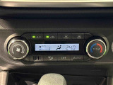 作動状態が一目でわかる液晶ディスプレイ付きAUTOエアコンを装備しています♪室内の温度を設定するとセンサーが室温を感知して、温度、風量を自動的にコントロ-ルして快適な空間を作ってくれます!