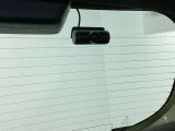 後方にもドライブレコーダーのカメラが付いています。前後両方でお車の周りを監視・記録いたします。